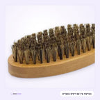 תקריב של מברשת הזקן והמסרק